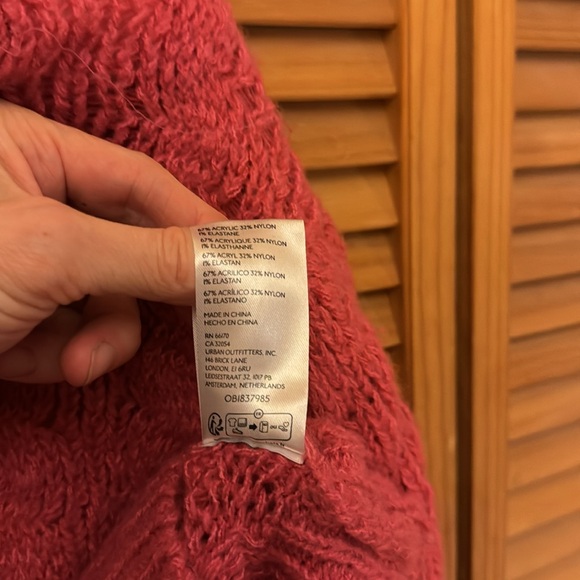 Pre-loved KIMCHI BLUE knit cardigan. size M. Fuschia pink w/ deep red flowers. - Picture 6 of 9